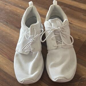 White Sneakers with Top Features for Shoes